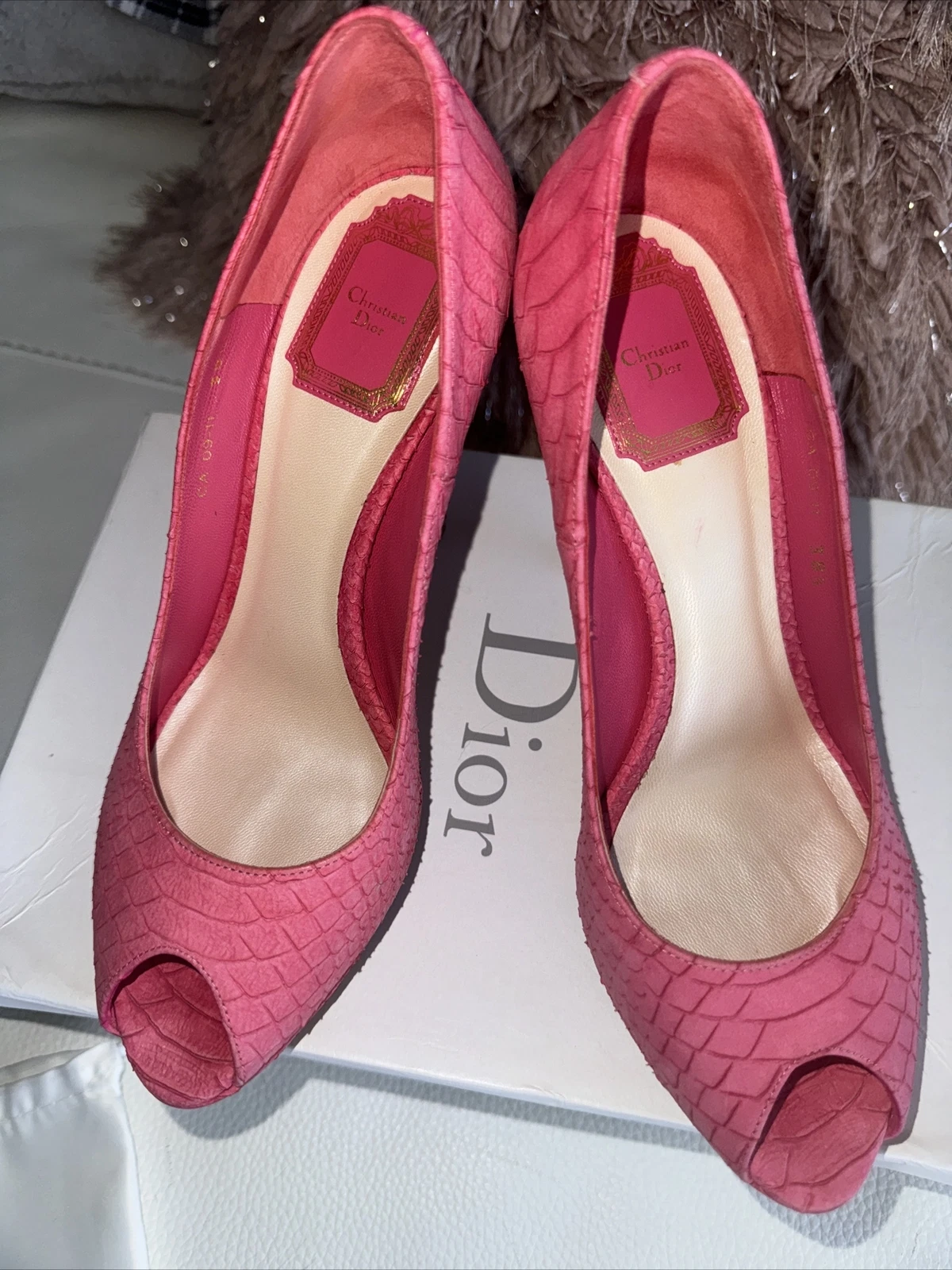 Escarpins à bout ouvert en cuir de python rose Christian Dior, taille 38,5