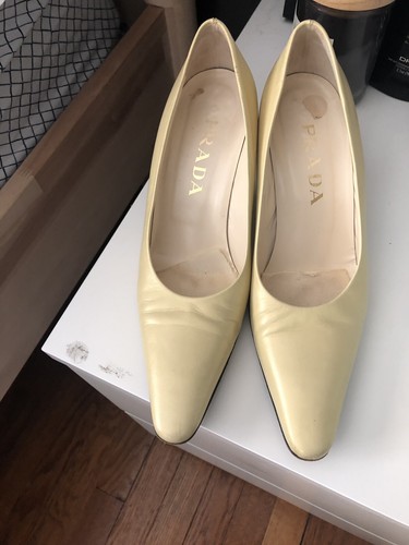 pale yellow pumps