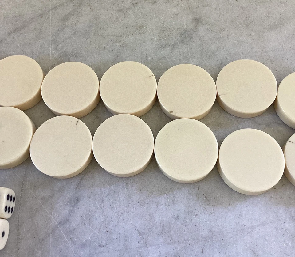 Backgammon 33 piezas de repuesto 17 crema 14 marrón 2 azul 11 dados de colección 1 3/8” x 3/8” Foto 3 de 4