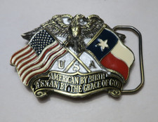 1987 Hebilla de cinturón de peltre y esmalte americano de nacimiento Texas por la gracia de Dios
