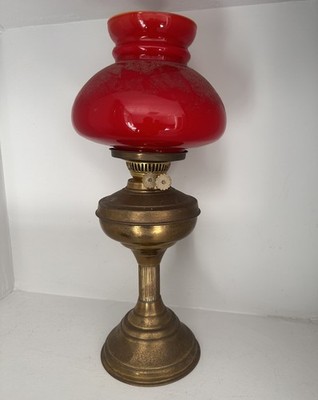 Antike / Vintage Öllampe, Messingständer, rote Vestaschirme auf Galerien.