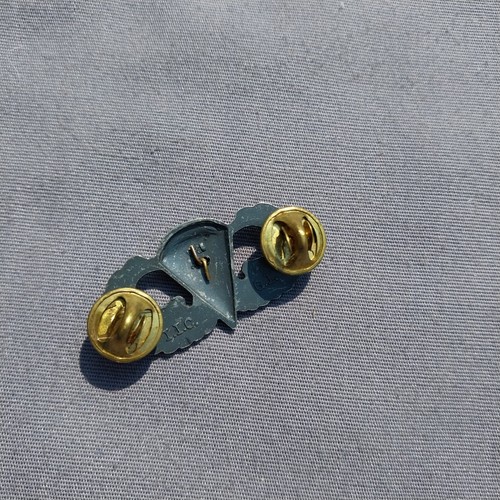 Airborne Silver Toned 1.5" Lapel Hat Jacket Pin - Picture 2 of 2