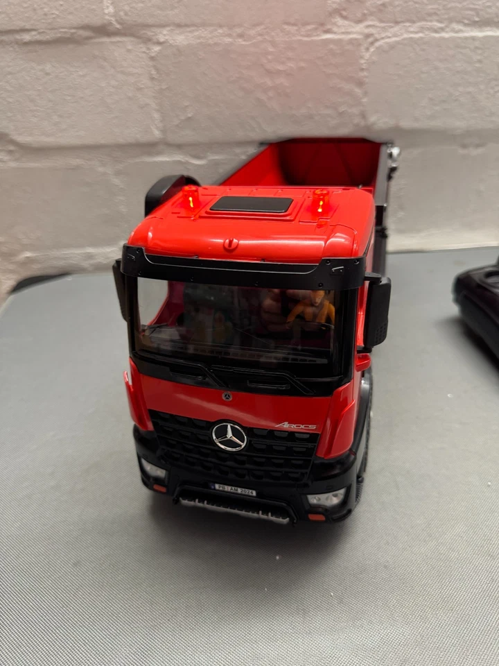 Amewi Mercedes-Benz Arocs Lizenz LKW Kipper 1:14 2,4GHz RTR rot - Bild 2 von 4