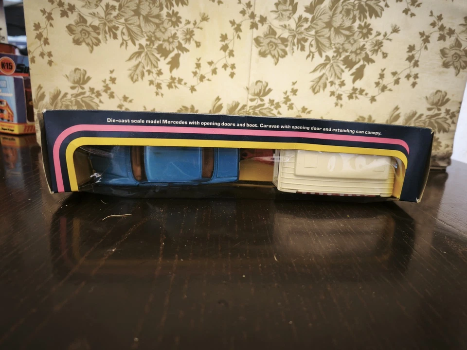 CORGI GS 24 Mercedes-Benz 240d & Touring Caravan Gify Set 24  - Immagine 4 di 4