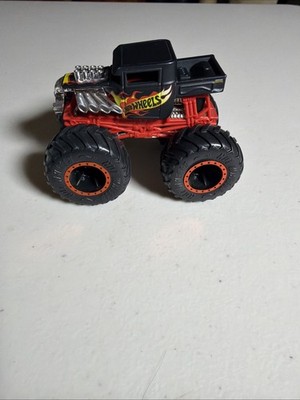 Hot Wheels Bone Shaker Monster Truck 1/64