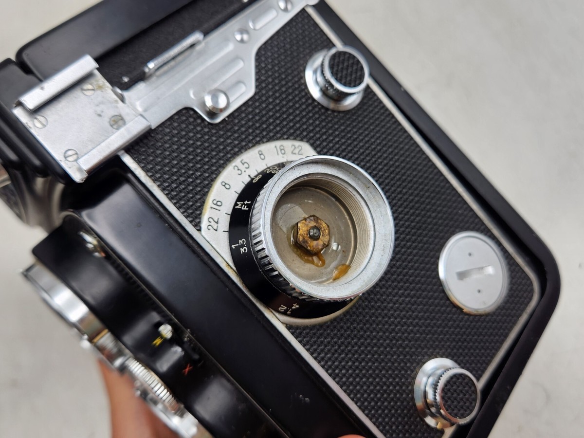 Vintage Yashica Mat 124 Medium Format TLR Camera - Yashinon Vintage Yashica Mat 124 Medium Format TLR Camera - Yashinon