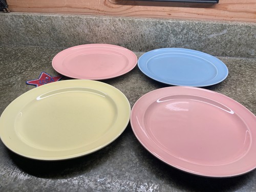 Vintage Set of 4 LuRay Pastels Midcentury Dinner Plates Blue, Pink, Yellow - Picture 2 of 7