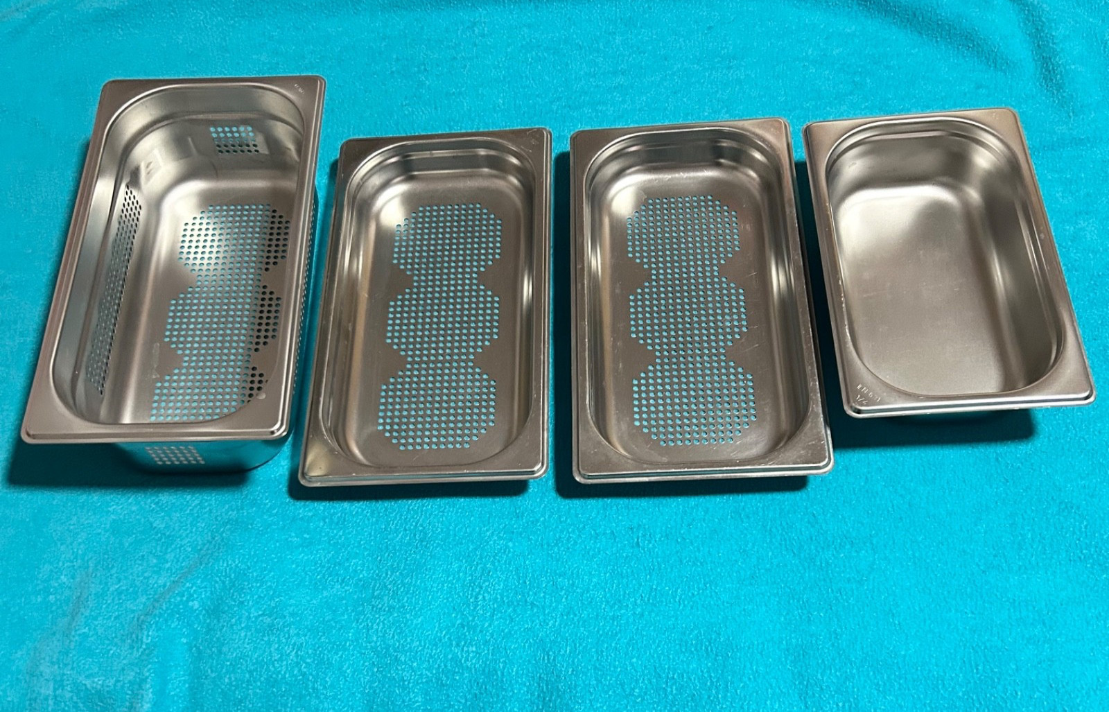 4 x Gastronormbehälter Gastronorm-Behälter 3 x gelocht Edelstahl