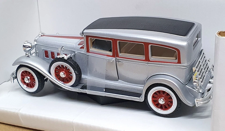 Anson 1/32 Scale Diecast 10101 - 1931 Peerless - Silver/Red - Image 2 of 4