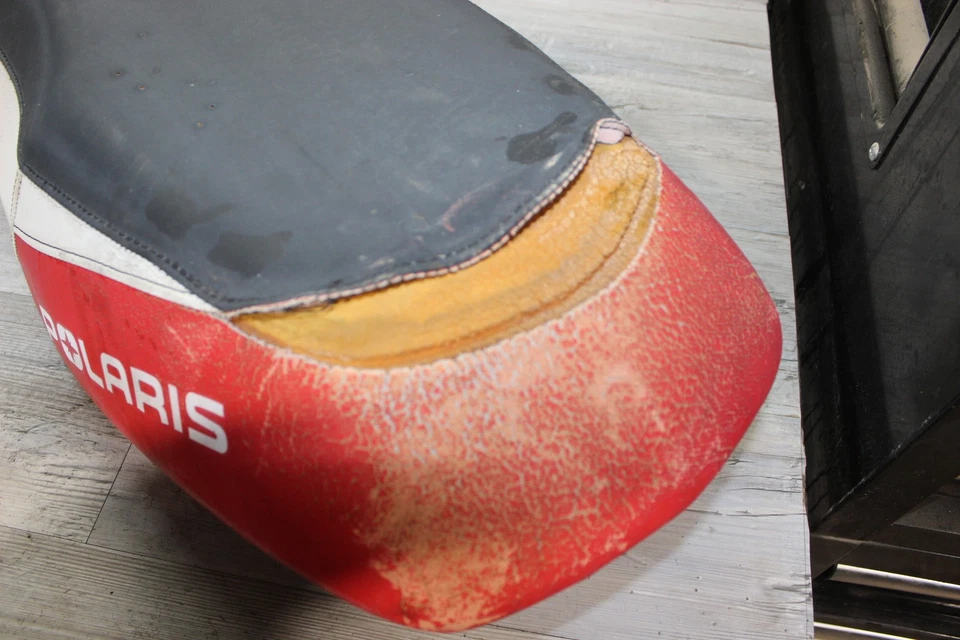 Polaris Pro RMK 800 2013 asiento cubierta defectuosa Foto 2 de 4