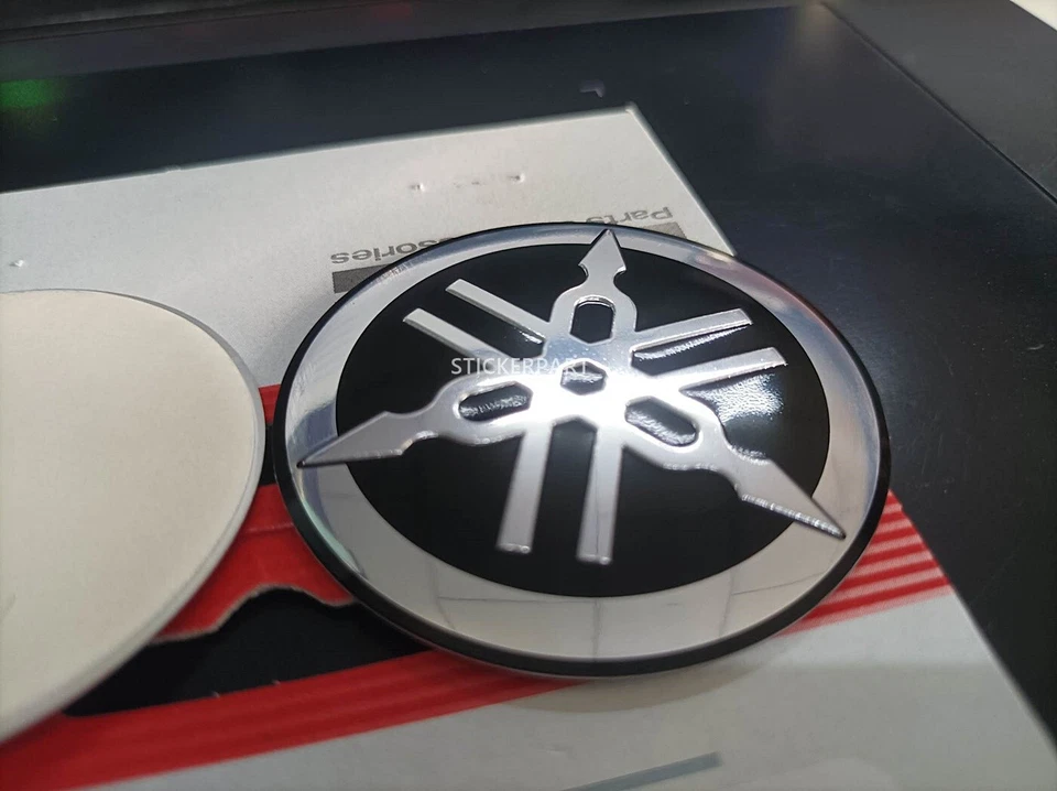 2 PIEZAS PEGATINA NEGRA PARA YAMAHA 55 MM 3D ALUMINIO DIAPASÓN LOGOTIPO CALCOMANÍA EMBLEMA Foto 4 de 4