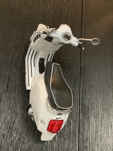 New Ray Vespa GTS Super Scooter Diecast 2012 1/12 New In Box Sealed White 57423 - Picture 2 of 19