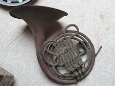 Very old French horn for decoration or spare parts bad condition