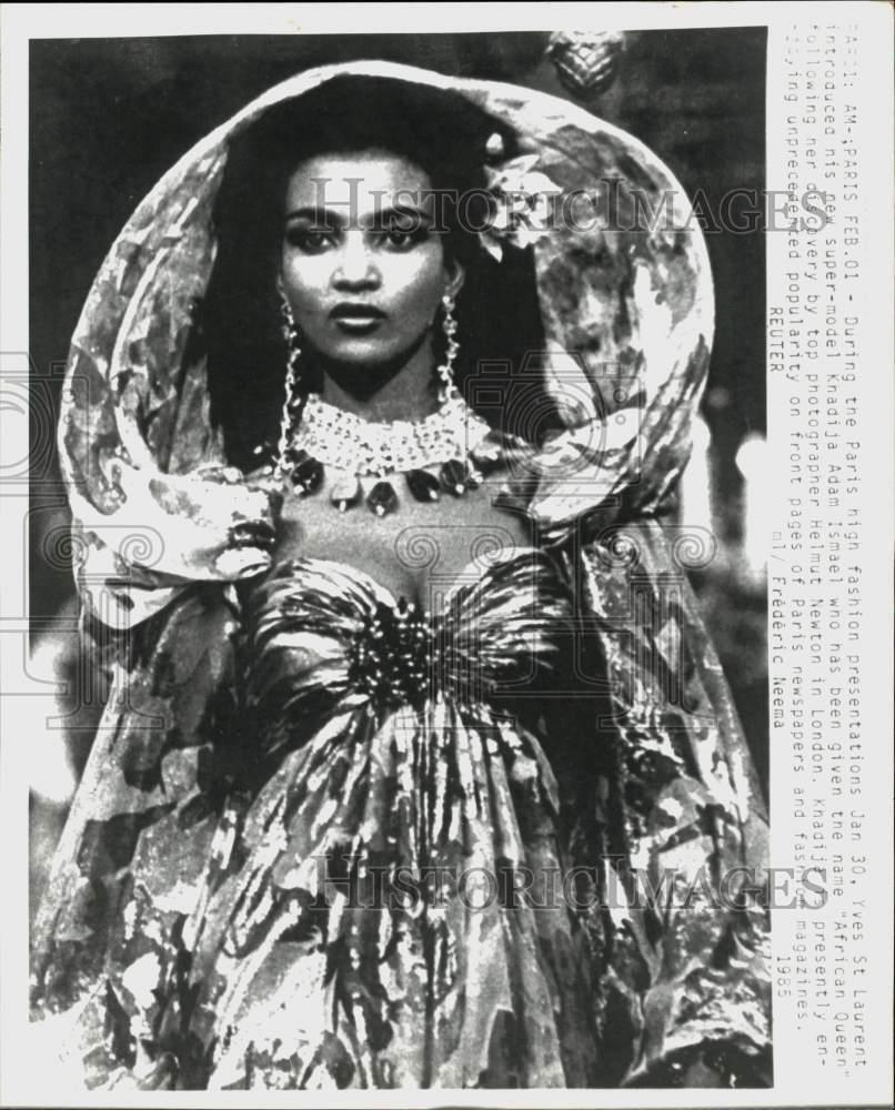 SAINT LAURENT 1985 Foto stampa Khadija Ismael indossa abito di Yves St. Laurent al salone di Parigi