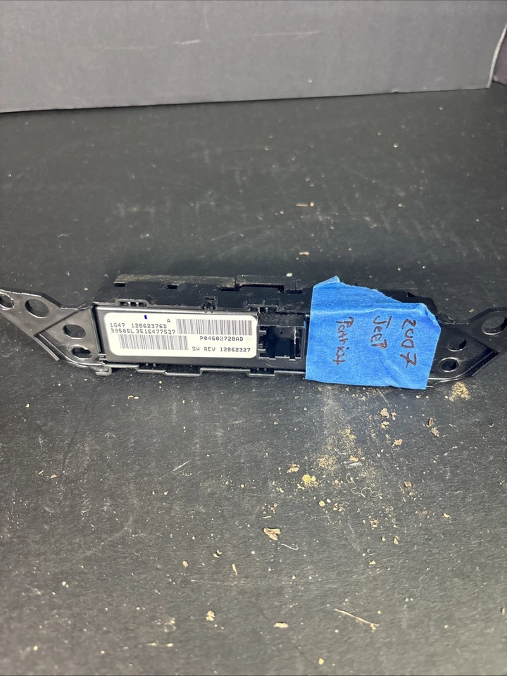 Jeep Patriot 2007 interruptor de luz de peligro OEM usado pieza negra Foto 3 de 4