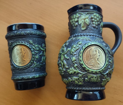 Weinkrug & Becher - King - mit Medaillen Münzen - Franz Joseph 1, Maria Theresia
