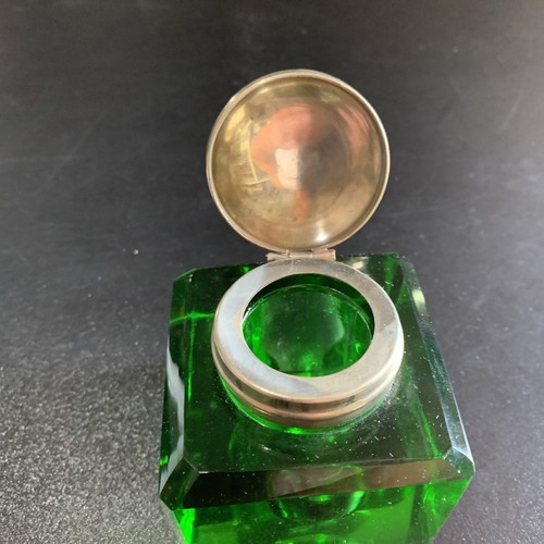 Vintage 30s Emerald Green Glass Faceted Inkwell Hinged Silver Metal Top Art Deco - Foto 4 di 6