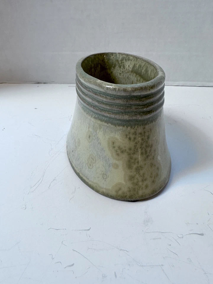 "Florero Pier One Imports esmalte por goteo forma ovalada cerámica verde crema 6"" por 3""" Foto 2 de 4