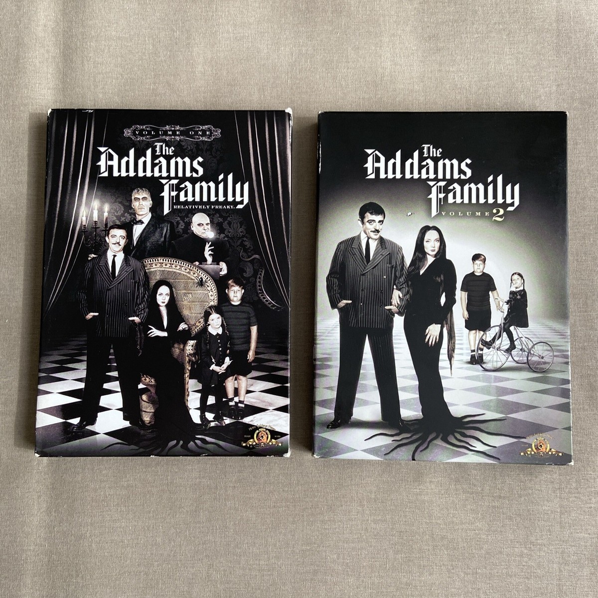 その他 Que Familia Mas Normal 1 & 2 [DVD] The Addams Family: Volume 1 & 2 (DVD 1964-65 6-Disc Set