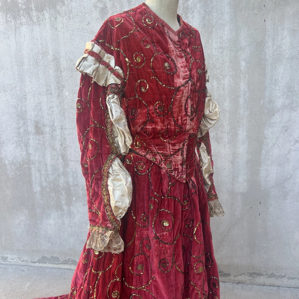 Vestido de trem antigo vitoriano de veludo vermelho da década de 1860 bordado de metal dourado vestido de palco - Imagem 2 de 4