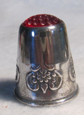 #1333 FLOWER DESIGN RED CROWN  SS THIMBLE- (SIZE 9/MY GUESS)