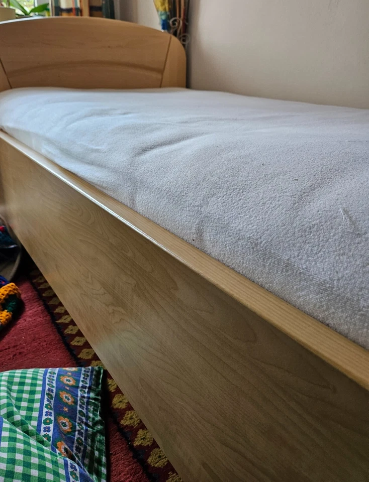 Bett mit Lattenrost 90 x 200 cm, Hängeschränke, Zwischenablagebrett, Nachttisch