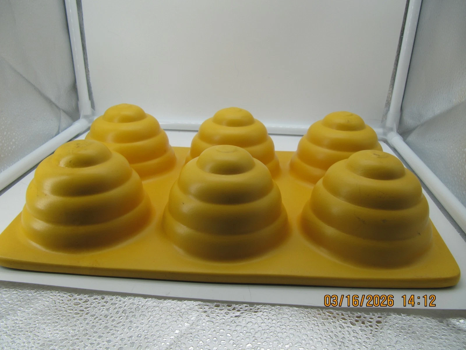 2 Zion's Mercantile Cast Aluminum Yellow Beehive Muffin Cake Mold Baking Pan's