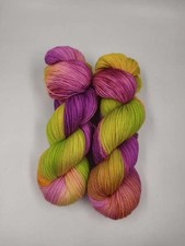 Die Softe " High Twist Einöder Merino Sockenwolle - BEERENLIMES  *handgefärbt