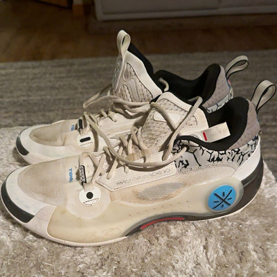 Li-Ning Way of Wade 10 Men s Low Top Basketball Sneaker White/Black/Blue