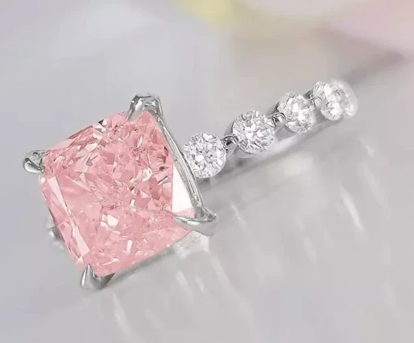 Anillo de diamantes rosas naturales con forma de cojín certificado de 5,00 quilates acabado en oro blanco VVS1 Foto 3 de 4