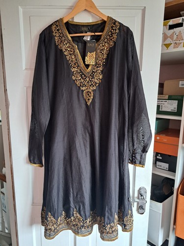 Abito EAST BOUTIQUE NUOVO CON ETICHETTE nero fortemente ricamato/abbellito taglia 16 prezzo consigliato £ 250 - Foto 2 di 14