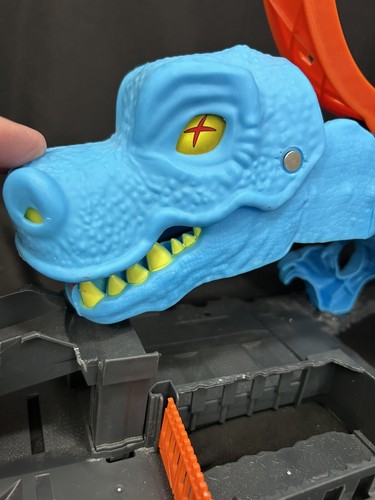 Hot Wheels City T-Rex Dinosaur Chomp-Down Track Set with a Huge Loop 1:64 Scale - Picture 3 of 9