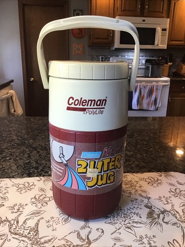 Vintage 1970s Coleman Polylite 2 Liter Jug Cooler BURGUNDY FLIP TOP 5590A705 NEW