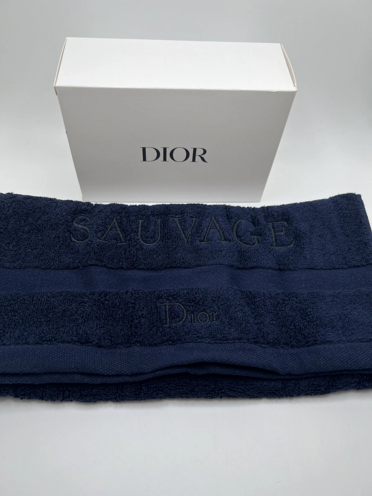 Serviette faciale bleu marine foncé Dior Beaute Sauvage neuve dans sa boîte 12 pouces ✖️24”
