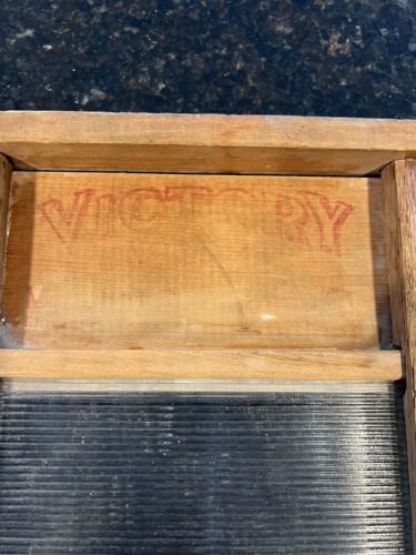Vintage Victory Washboard With Glass Scrub Panel - 18 Inches - Afbeelding 1 van 5