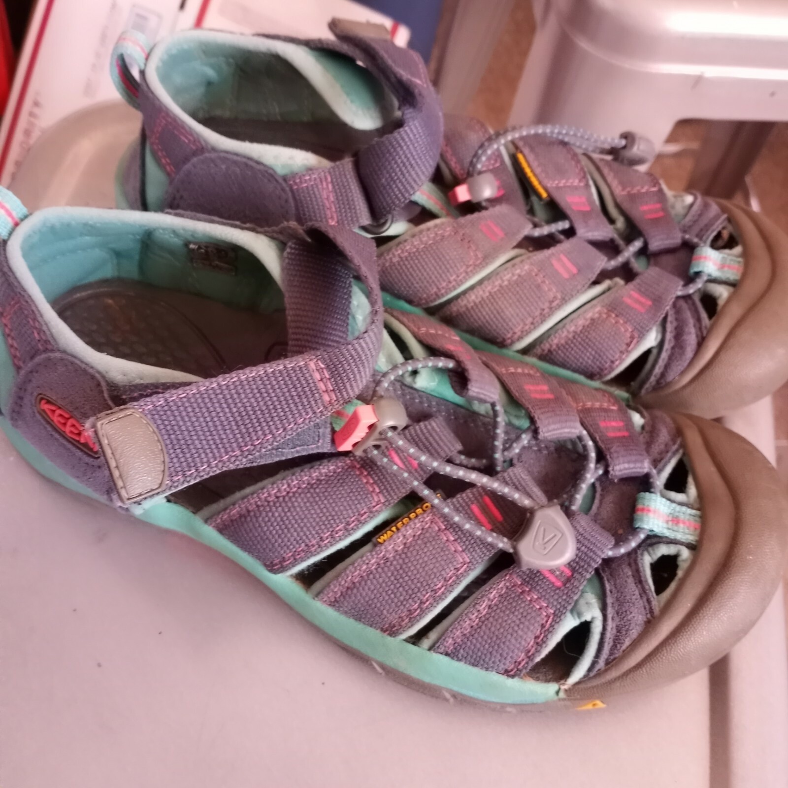 Scarpe da trail sandali Keen impermeabili per bambini. Taglia 4. Escursionismo all'aperto