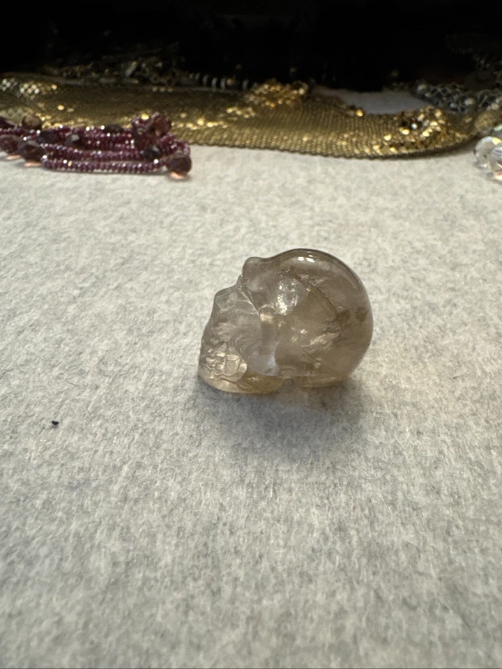 Cráneo tallado en 3D de cristal de roca de cuarzo rutilado Foto 3 de 4