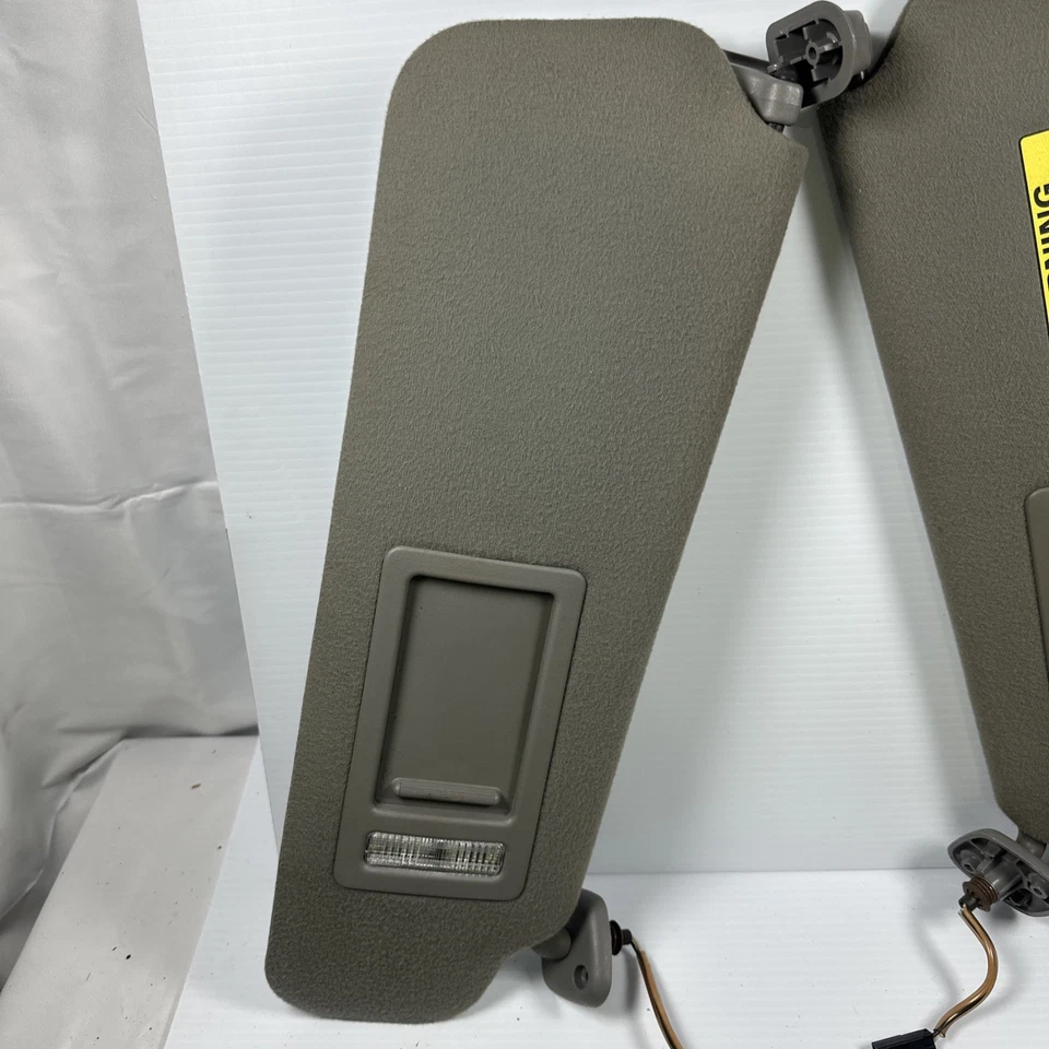 Parasoles Ford Expedition 97-03 dobles iluminados con clips navegador gris Foto 3 de 4