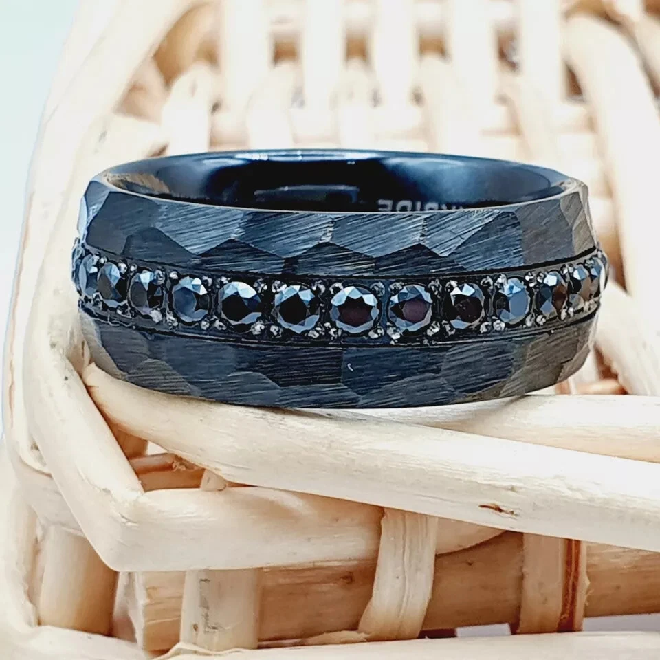 Alianza de boda martillada de tungsteno negro para hombre anillo de compromiso anillo negro Foto 3 de 4