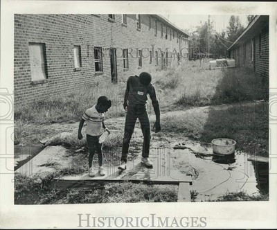 1982 Press Photo Marcus Robinson & Donald Jenkins play on board, New Sarpy