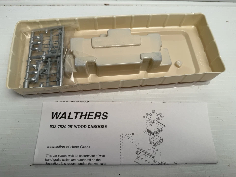 Walthers HO Scale RTR C & O Chesapeake & Ohio 25' Wood Caboose #90747 New In Box - Image 3 of 4