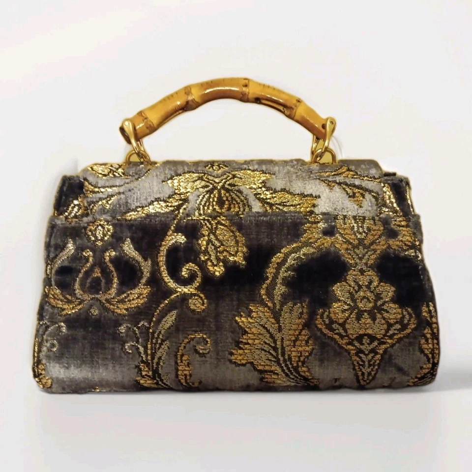 LILLY: Mosaico de chenilla azul emperador sobre oro por: Glenda Gies Foto 4 de 4