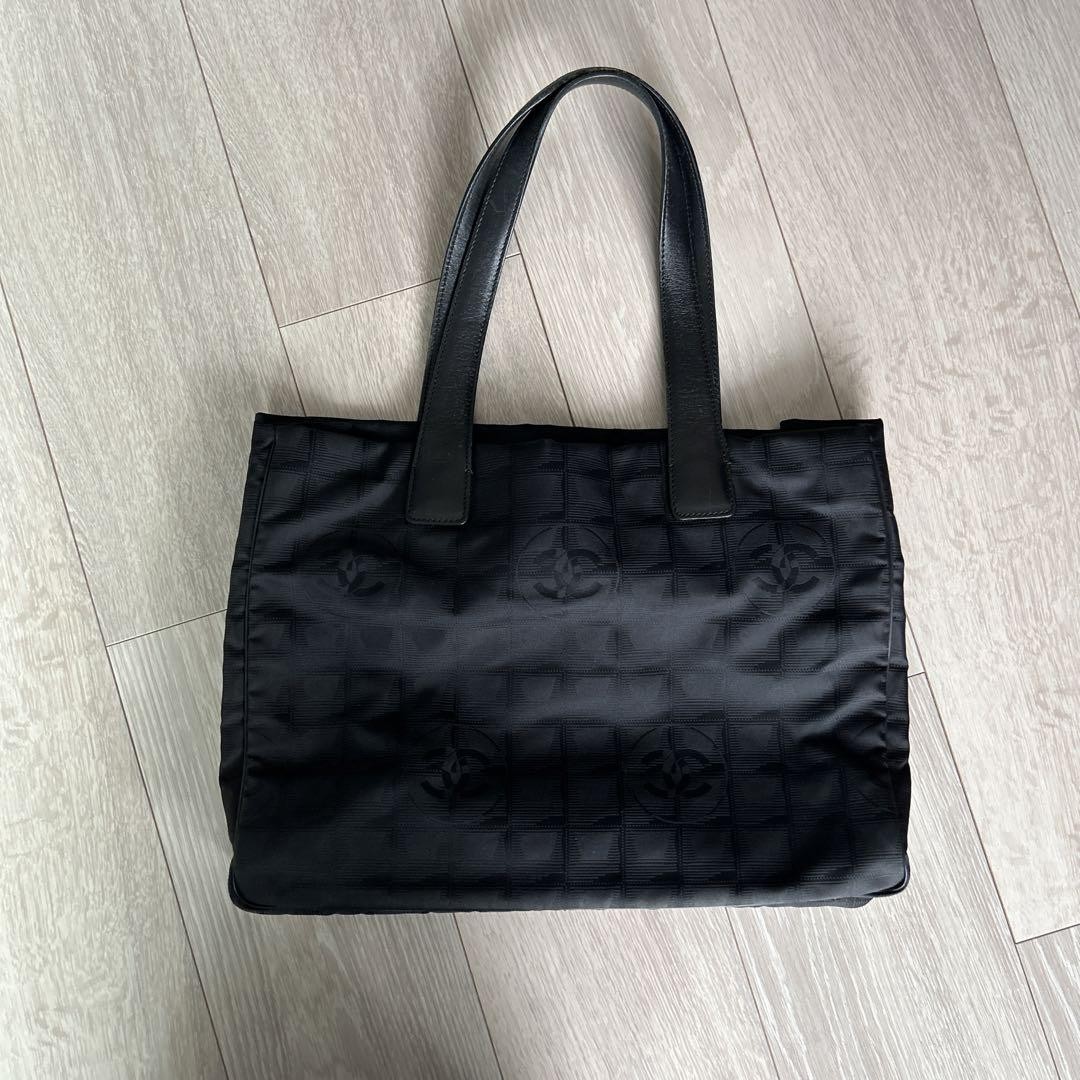 CHANEL Black Quilted Lambskin Tote Bag with Gold-Tone Hardware #PGF0XR
