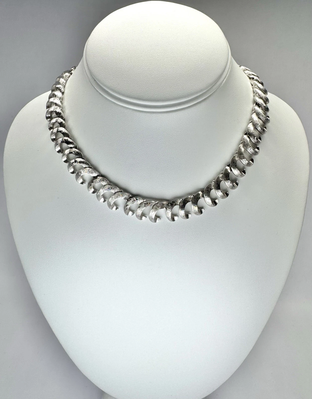 MONET Textured Chunky Spiral-Shaped Links Choker Vintage Necklace N133