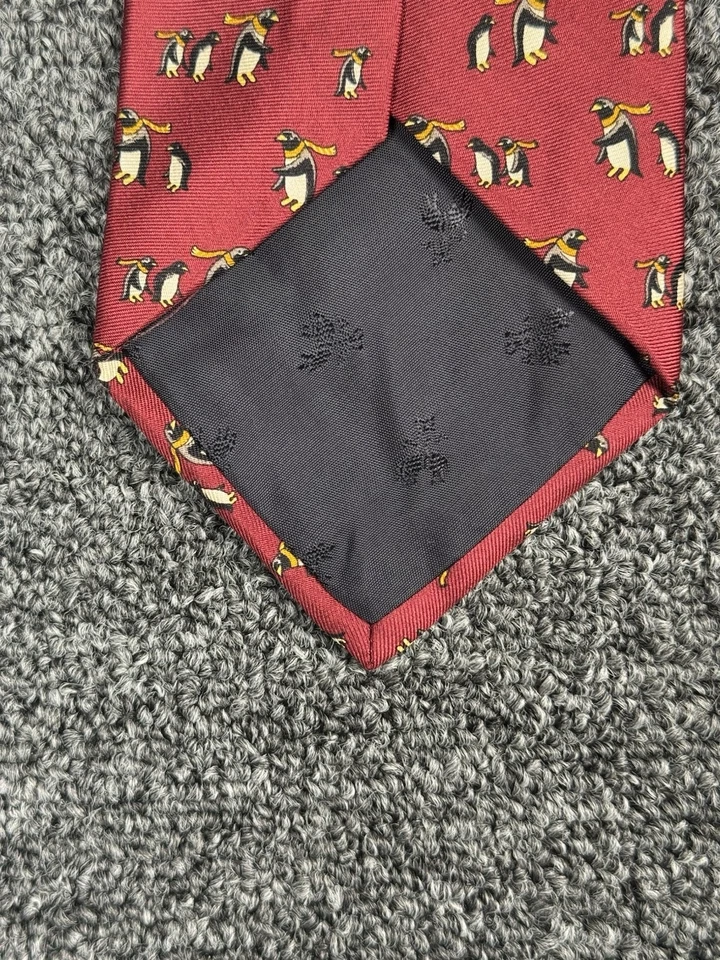 Gravata masculina formal listrada de seda estampa de pinguim vermelho Brooks Brothers - Imagem 4 de 4