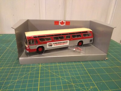 コーギー　Corgi GM ニューヨーカーバス 1/50 Two Corgi Diecast 1:50 GM New Look 'Fishbowl' Buses - Toronto