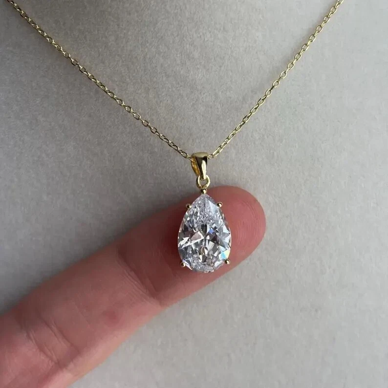 Collares colgantes solitario de diamantes cultivados en laboratorio VS talla pera de 3 quilates de oro amarillo de 14 k Foto 2 de 4