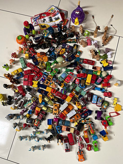 Konvolut Spielzeug: Die Cast Fahrzeuge/kleine Autos & Figuren gemischt 3–11 J.