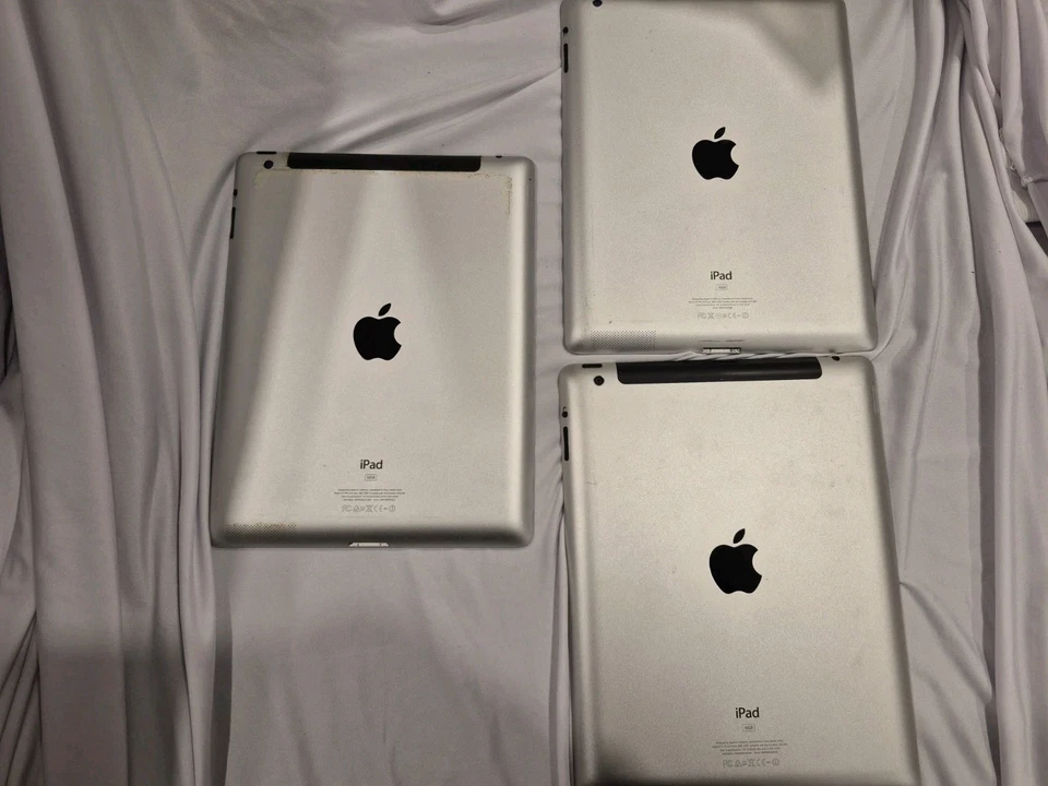 Lot of 3 Apple iPads 3rd Gen- 1x 32 GB, 2x 16GB (WiFi Only) For Parts - Image 2 of 4