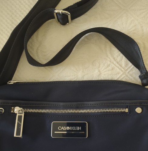 Calvin Klein HANDBAG ~ Navy Sussex Messenger Crossbody ~ Top Zip ~ Zip Pockets - Picture 3 of 10
